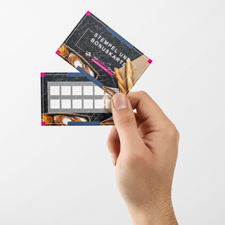 Hand hält individuell bedruckte Stempelkarten, Vorder- und Rückseite