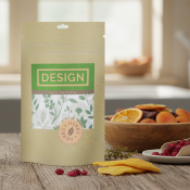 Aktuellesbild Standbodenbeutel Bild eines Standbodenbeutels auf einem Holztisch, daneben eine Schale mit Trockenfrüchten.