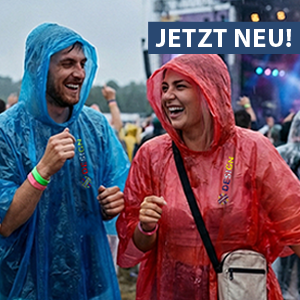 Zwei Personen tragen bunte Unisex-Regenponchos Zwei Personen tragen bunte Unisex-Regenponchos