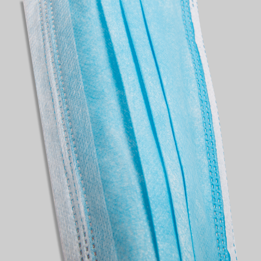 Detailansicht einer hellblauen Vliesstoffmaske mit 3 Lagen und flexiblem Nasenbügel aus Draht