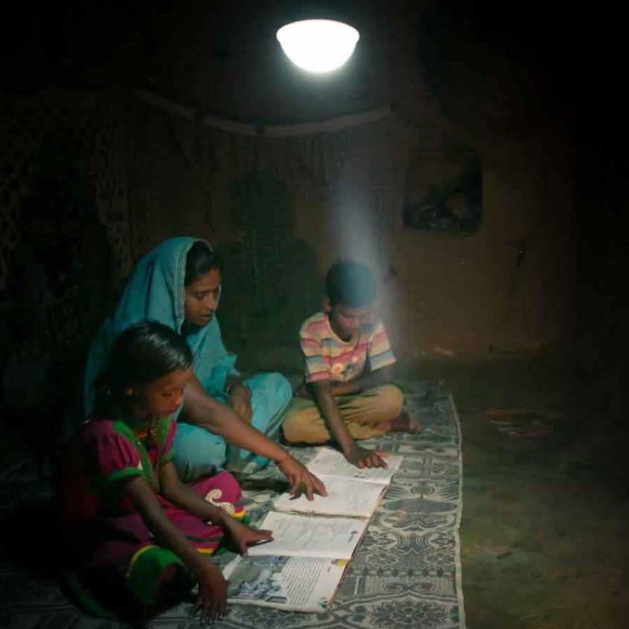 Finanziellen Klimabeitrag leisten und Solarleuchten in Indien fördern.