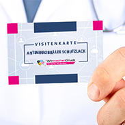 Visitenkarte mit Schutzlack mit antimikrobieller Wirkung