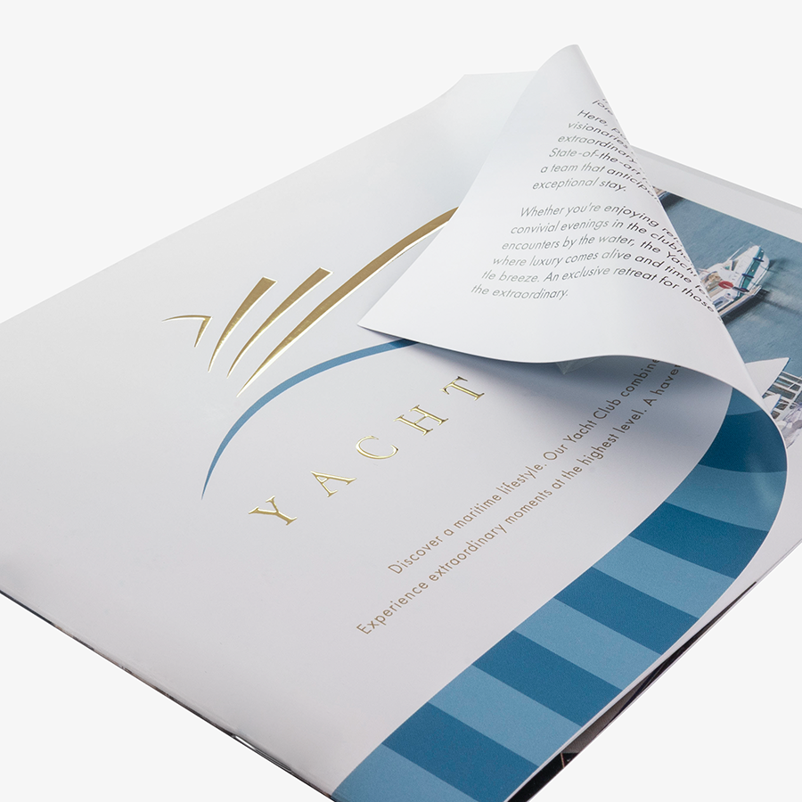 Broschüre mit Drahtheftung im Querformat mit umgeschlagener Ecke zum Thema Yachten, Detailansicht