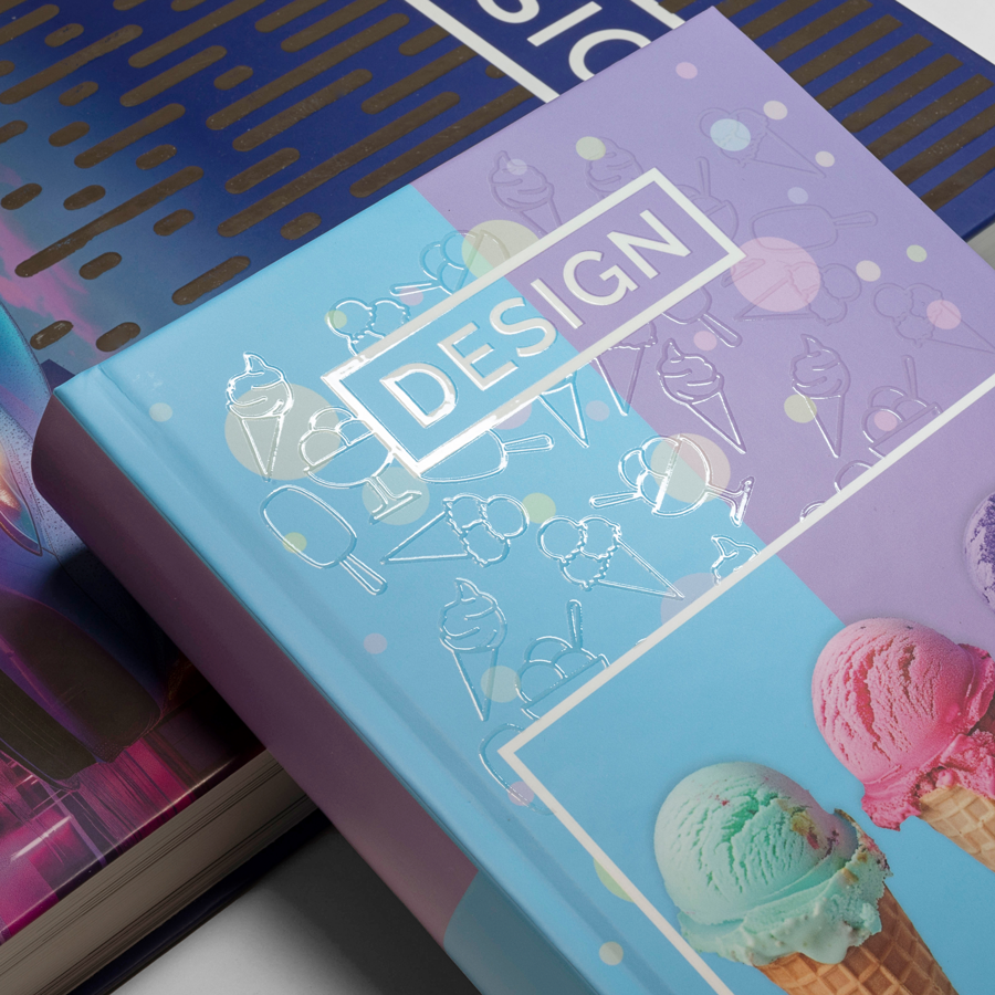 Kompakt-Buch mit Hardcover und rundem Rücken individuell bedruckt, inklusive partiellem UVl-Lack als Veredelung auf dem Cover