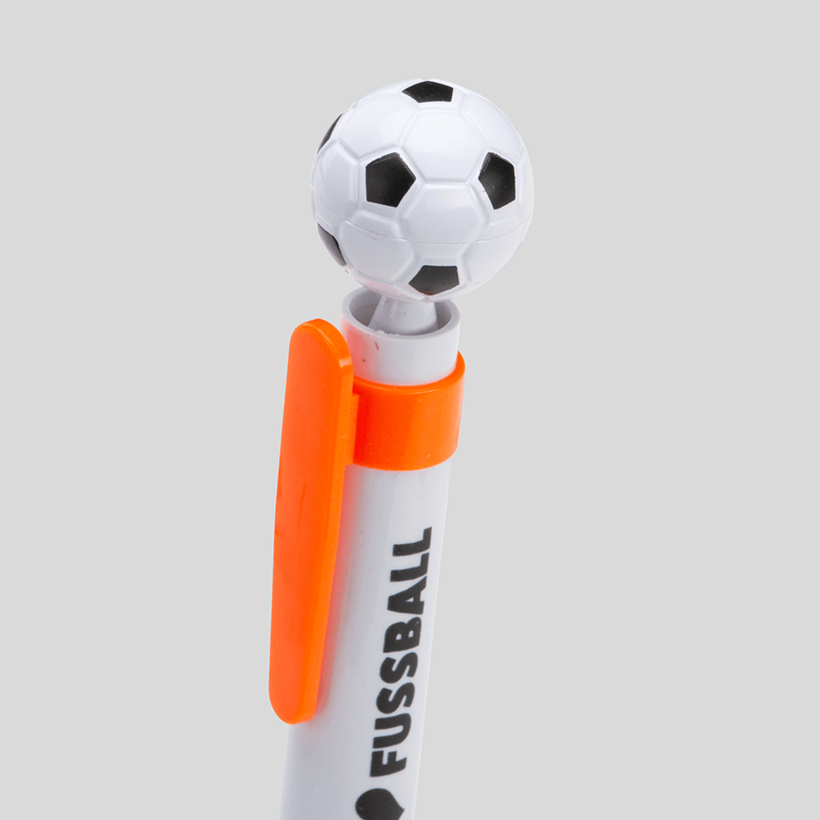 Detailansicht eines Fußball-Kugelschreibers in orange, individuell bedruckbar