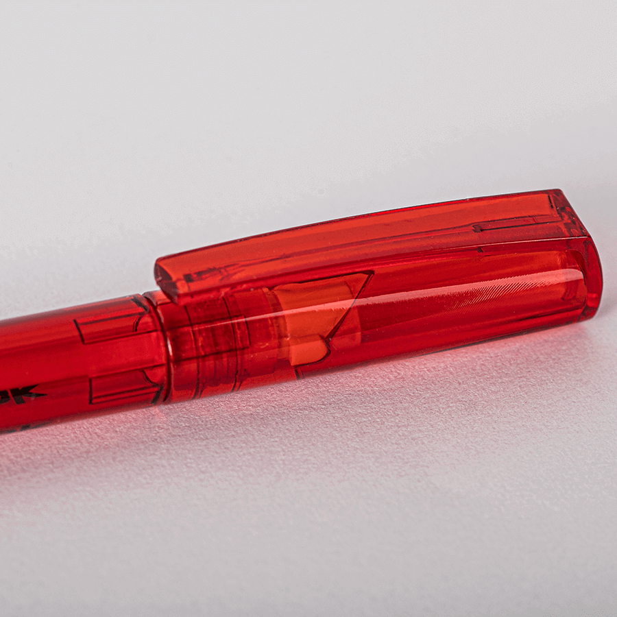 Detailansicht eines Kunststoff-Drehkugelschreibers in roter Farbe und mit individuellem Druck