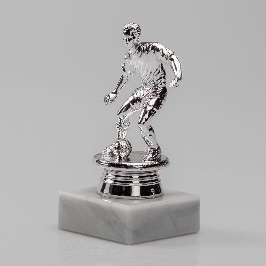 Hochwertiger Fußballpokal aus Silber mit individuell gravierbarem Sockel aus schwarzem Marmor