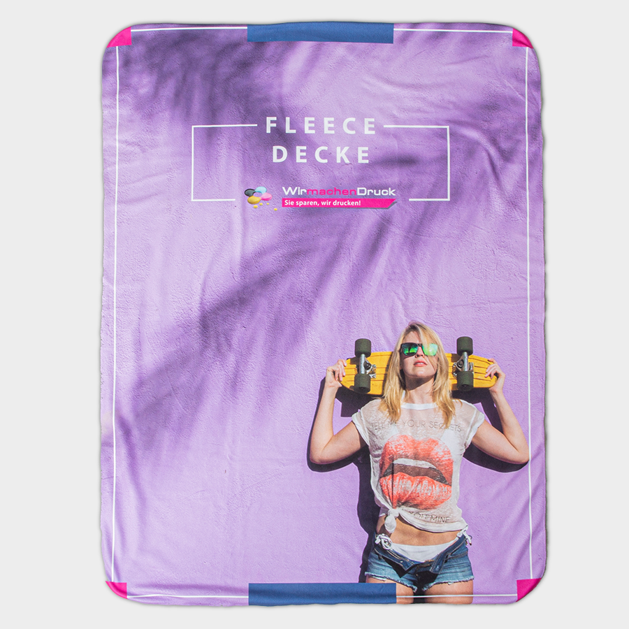 Flauschige Fleecedecke mit Fotodruck von einer Frau auf lila Hintergrund