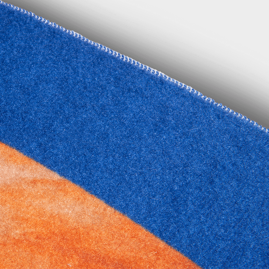Detailansicht von einem orange-blauen Premium-Fototeppich mit Wunschmotiv
