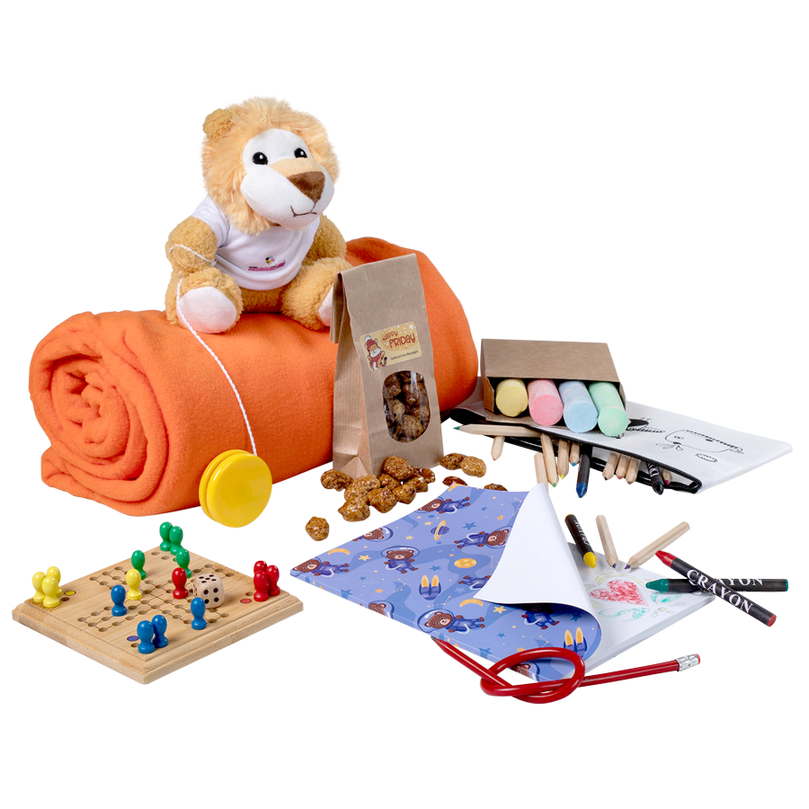 Inhalte der Happy-Friday-Geschenkbox 2025 für Jungs, z. B. ein Plüschlöwe und viele Spielsachen