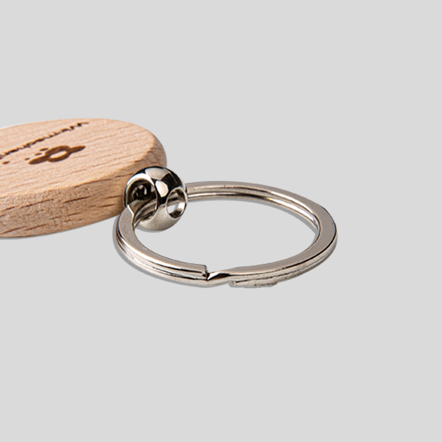 Detailansicht des Schlüsselrings eines runden Holz-Schlüsselanhängers mit Lasergravur
