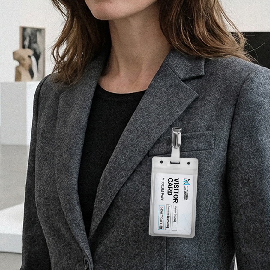 Person in Museum mit Eintrittskarte in robuster, vertikaler Kartenhülle aus PVC befestigt an Blazer