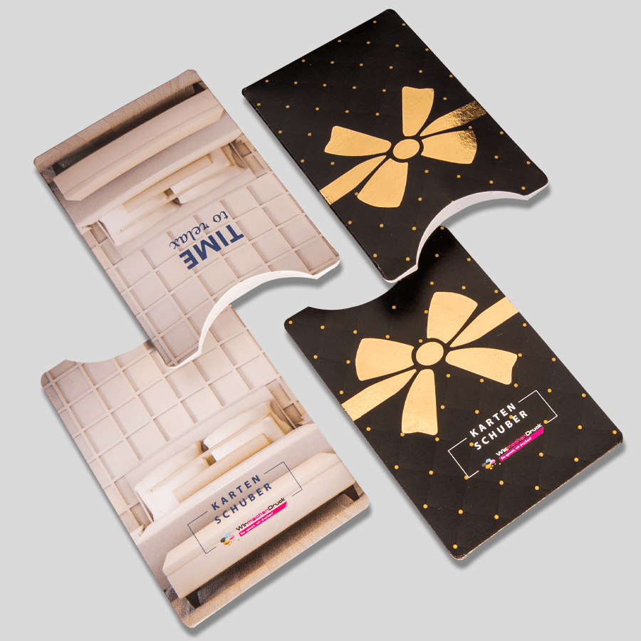 Vier Kartenschuber mit 4/4-farbigem Druck, mit Softfeel-Folie (links) und goldfarbener Heißfolienprägung (rechts) veredelt