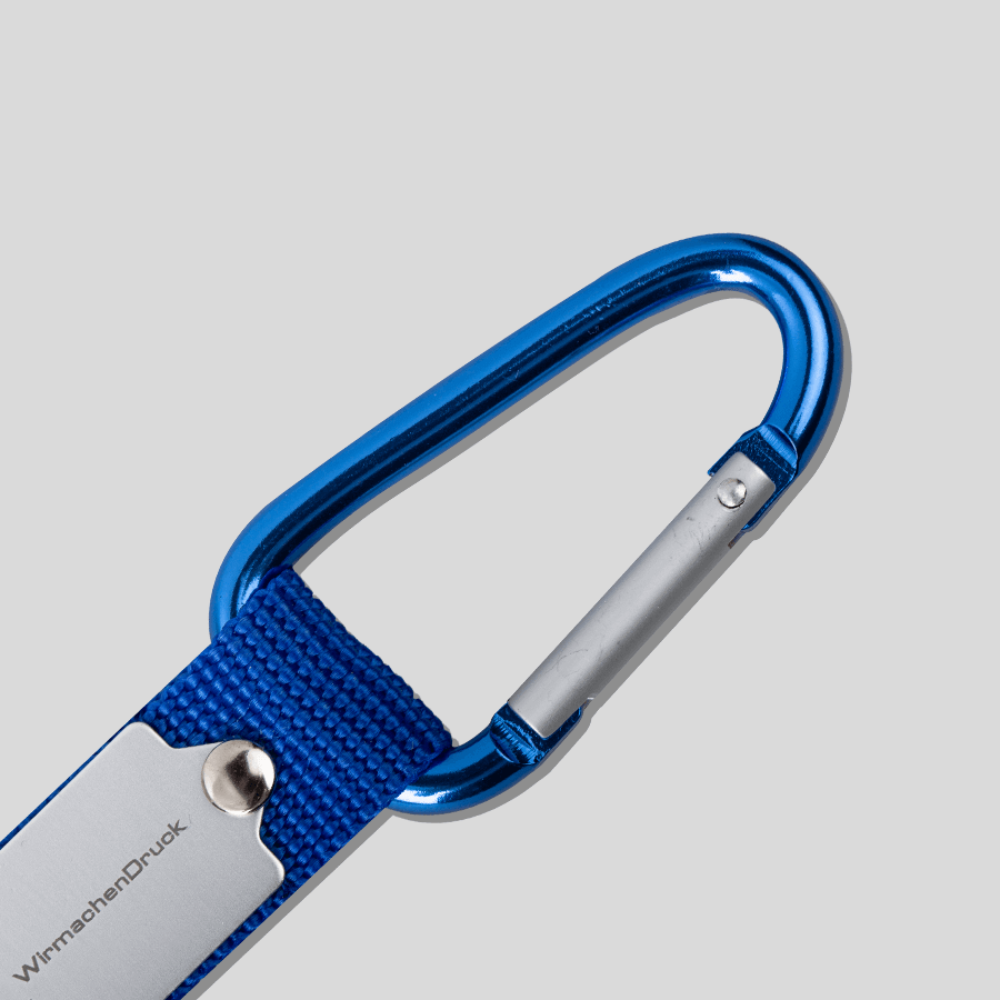 Detailansicht des blauen Karabinerhakens eines gravierten KeyTex-Schlüsselanhängers