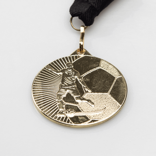 Detailansicht einer goldenen, individuell gravierten Medaille mit Fußball-Design