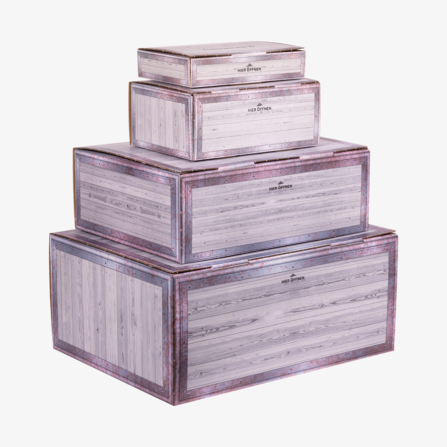 Gestapeltes Klappdeckelkarton-Musterset: vier Kartons in unterschiedlichen Größen im neutralen Design