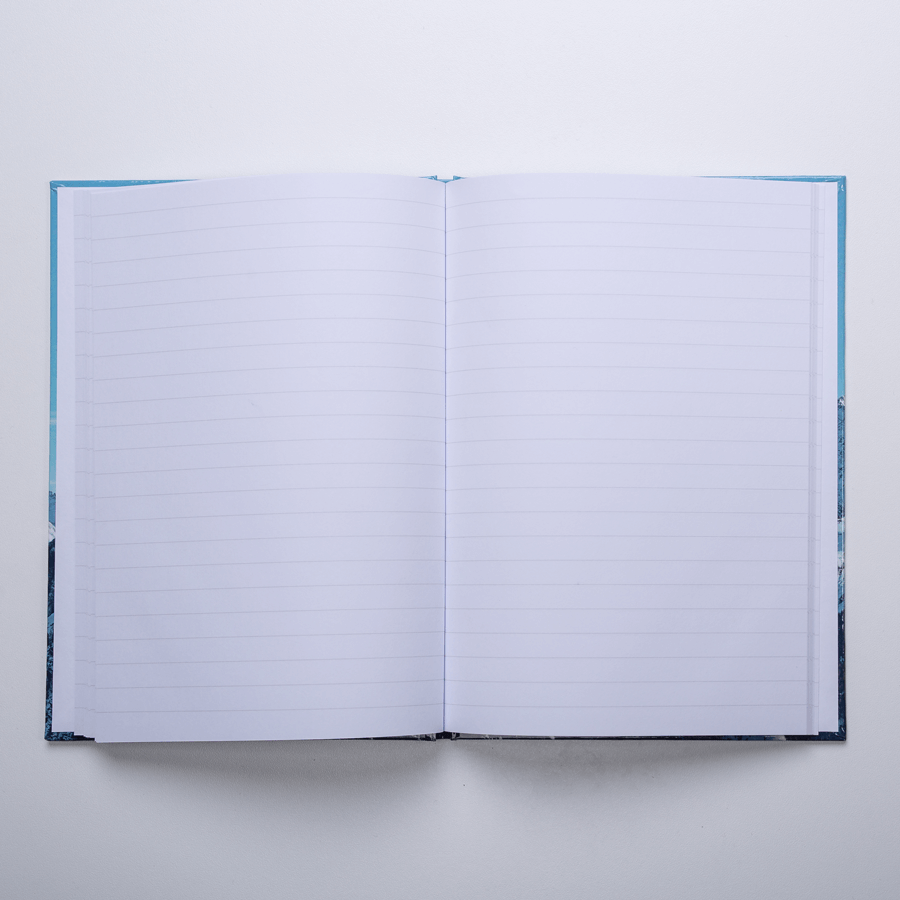 Aufgeschlagenes Notizbuch mit linierten Seiten, Umschlag vollfarbig bedruckt