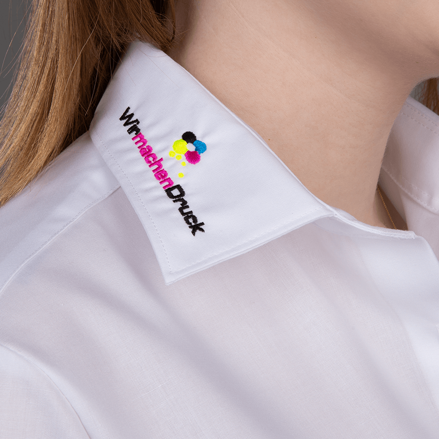 Detail-Aufnahme einer weißen Bluse mit individueller Stickerei am Kragen