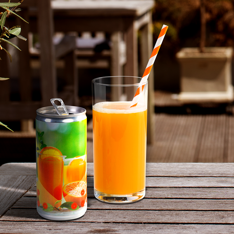 Serviervorschlag für Orangensaft in individuell bedruckter Getränkedose