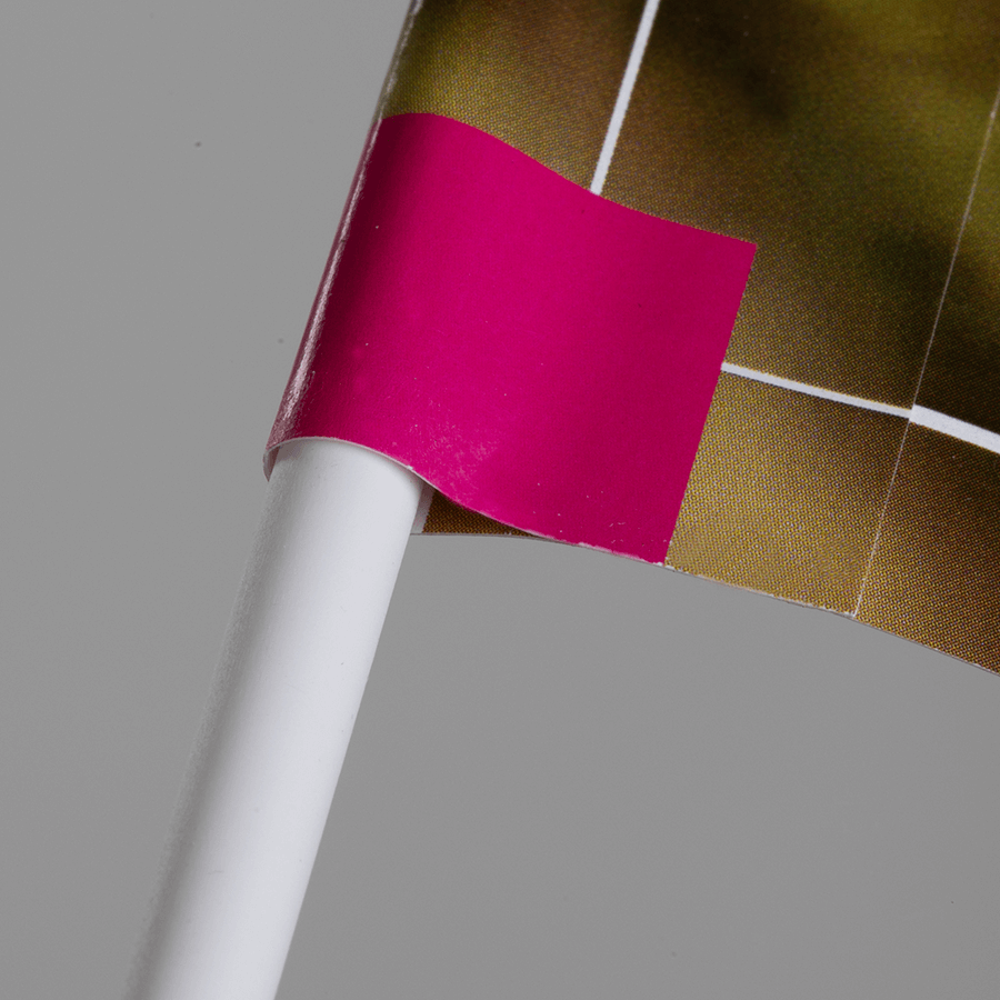 Detailansicht einer personalisierbaren Papierfahne mit Kunststoffstab
