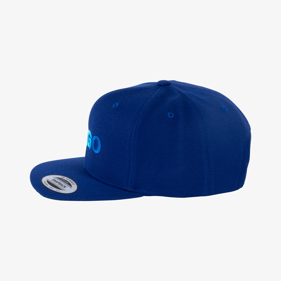 Seitenansicht einer dunkelblauen Premium-Snapback-Cap mit individueller 3D-Stickerei 