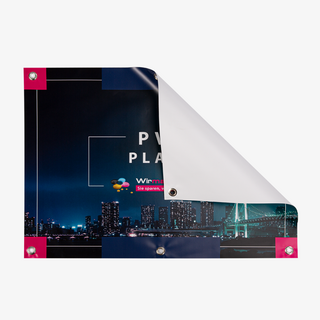 Individuelle PVC-Plane, eine Ecke heruntergeklappt, mit praktischen Ösen