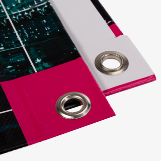 Individuelle PVC-Plane, Detailansicht von zwei praktischen, an den Ecken angebrachten Ösen