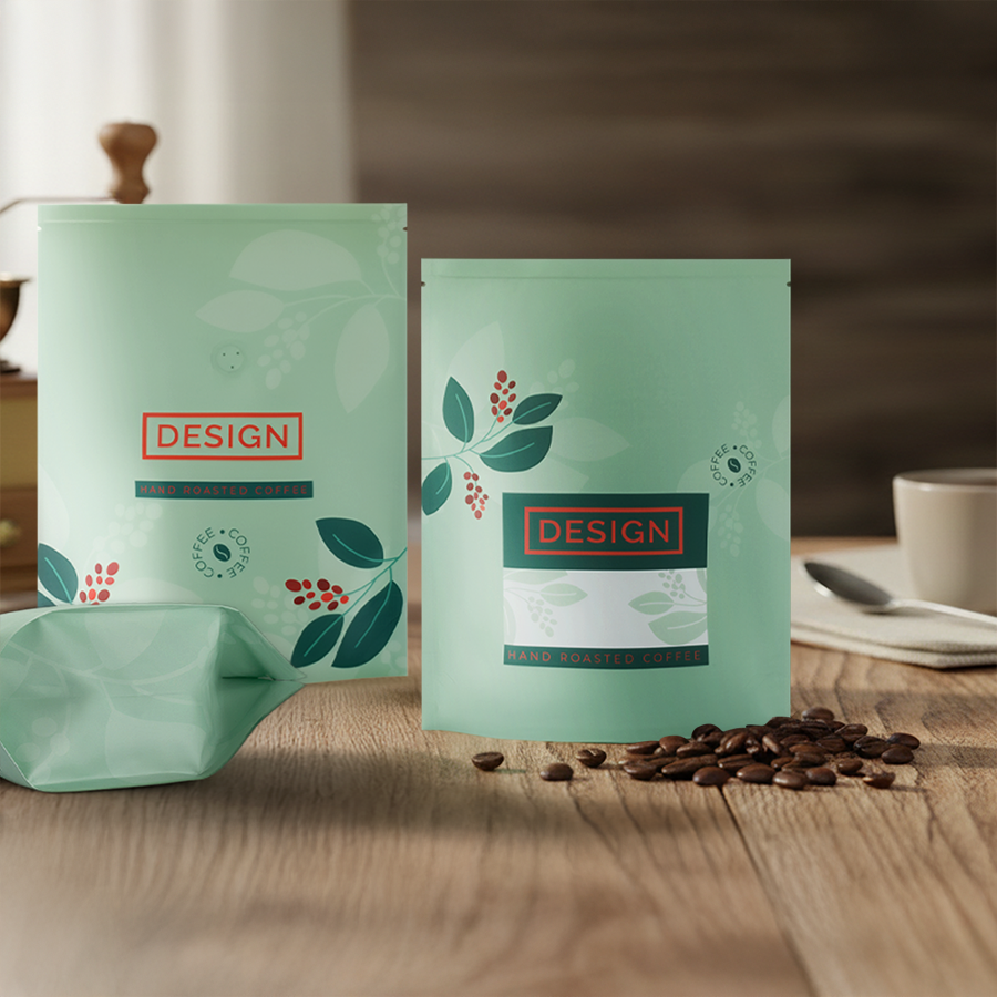 Standbodenbeutel bzw. Doypacks mit Ventil aus Aluminium mit Kaffee, individuell bedruckt, auf Tisch