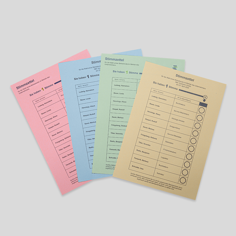 Auswahl von bedruckten Stimmzetteln aus umweltfreundlichem Recyclingpapier in verschiedenen Farben