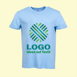 Hellblaues, mit Logo bedrucktes Basic-Herren-T-Shirt vor einem hellgelben Hintergrund
