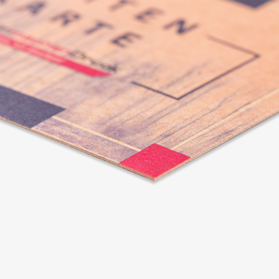 Detailfoto der Kante einer Kraftpapier-Visitenkarte, die beidseitig und vollfarbig bedruckt wurde
