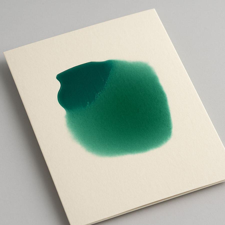 Wegschlagende Farbe, die in Papier eindringt - teilweise getrocknet und teilweise noch flüssig