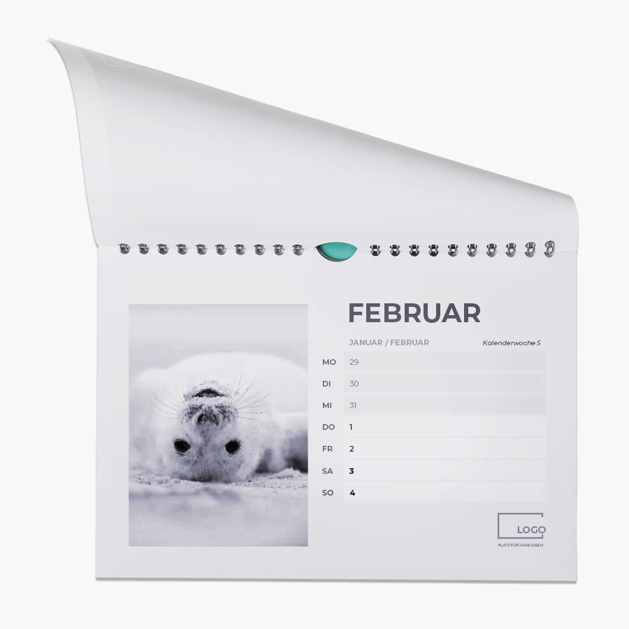 Aufgeschlagener Wochen-Wandkalender im beliebten Querformat