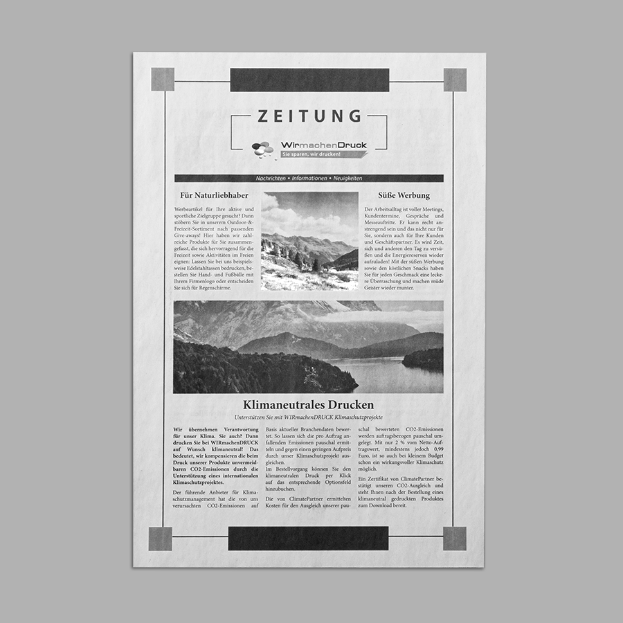 Ausgeklappte DIN-A4-Zeitung mit Schwarz-Weiß-Druck im Hochformat und in der Frontalansicht