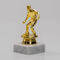 Figurenpokal Fußballspieler auf Sockel, stehend, Gold