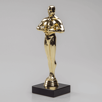 Hero gold auf Sockel, stehend