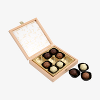 9er-Pralinenbox (alkoholhaltig) im Geschenkbox aus Holz