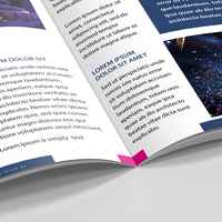 Abizeitung mit Klebebindung, Zeitung aufgeschlagen, Detailaufname zur Klebebindung, Fotorealistischer Druck