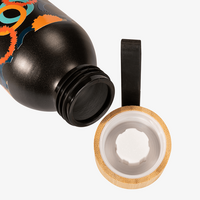 Aluminiumflasche mit Bambusdeckel und Trageschlaufe bedruckt