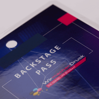Backstagepass, farbig bedruckt, liegend mit Loch