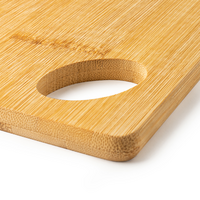 Bambus-Holzbrettchen mit Griffloch Detail Griffloch