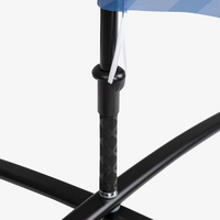 Detailaufnahme vom Fahnenspanner und Kreuzfuß