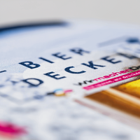 Bierdeckel, farbig bedruckt, rund, liegend