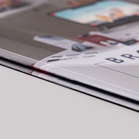 Broschüre farbig bedruckt mit Text, liegend aufgeschlagen