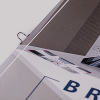 Broschüre mit Ringöse, Detailaufnahme