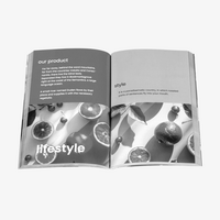 Buch Softcover, SW bedruckt, liegend aufgeschlagen