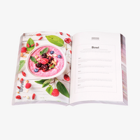 Buch, farbig bedruckt, aufgeschlagen 