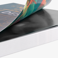 Buch Softcover, SW bedruckt, liegend aufgeschlagen