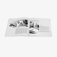 Buch, farbig bedruckt, aufgeschlagen, schwarz weiss innenseite