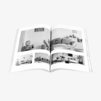 Buch, farbig bedruckt, aufgeschlagen 